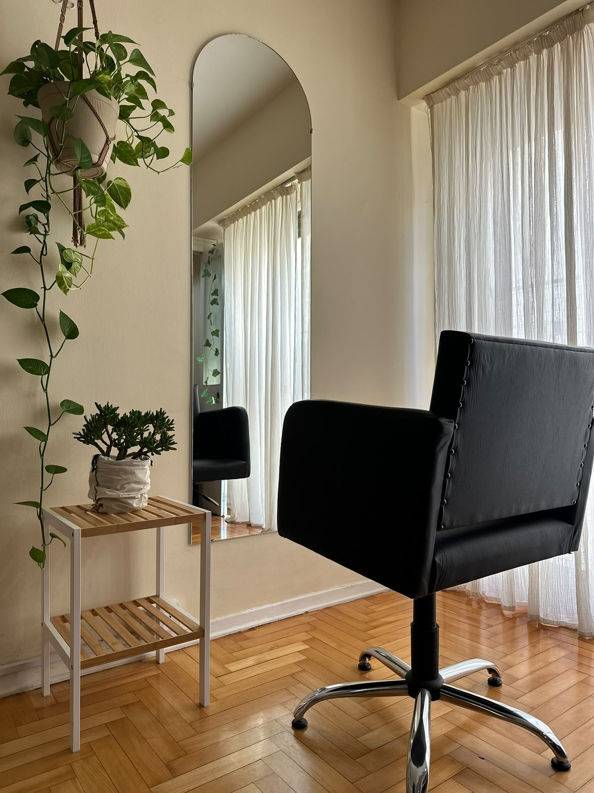 Detalle de sillón de corte y mesita de madera